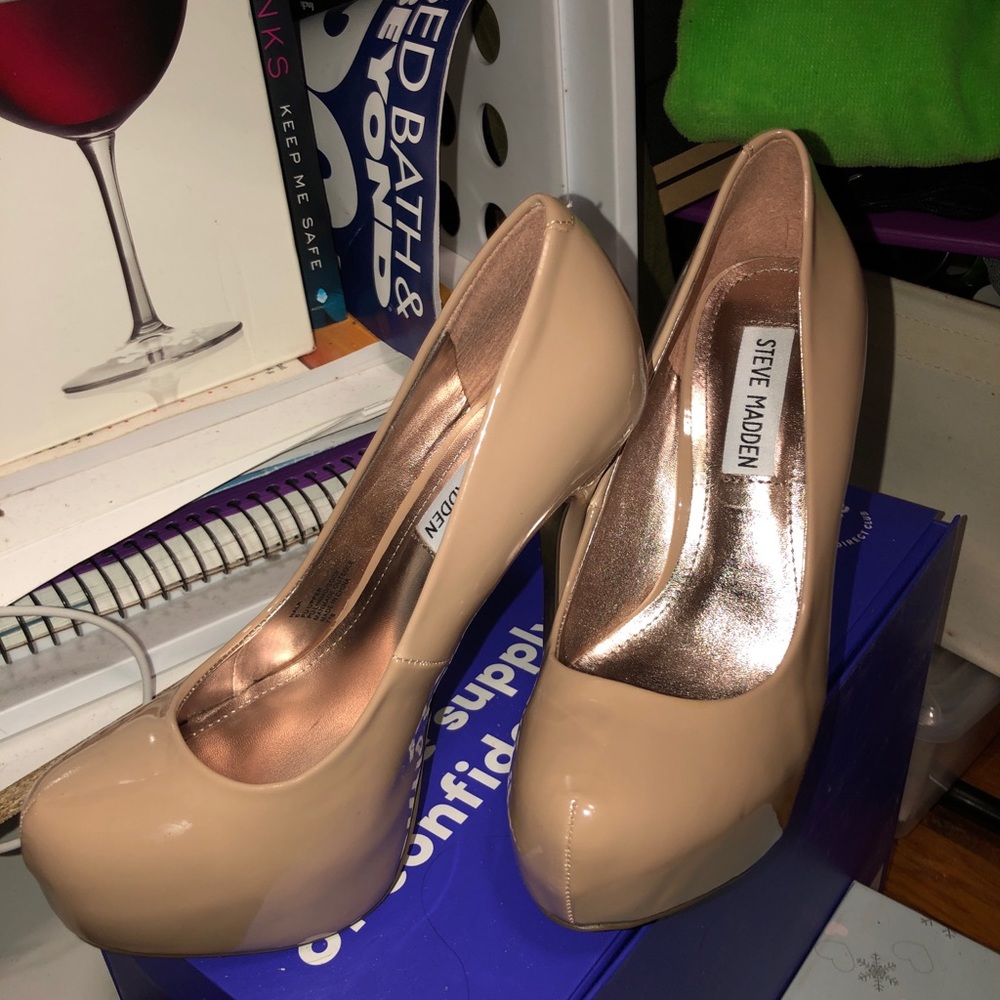 Steve Madden-Nude Pumps- Brand New, Size 6!